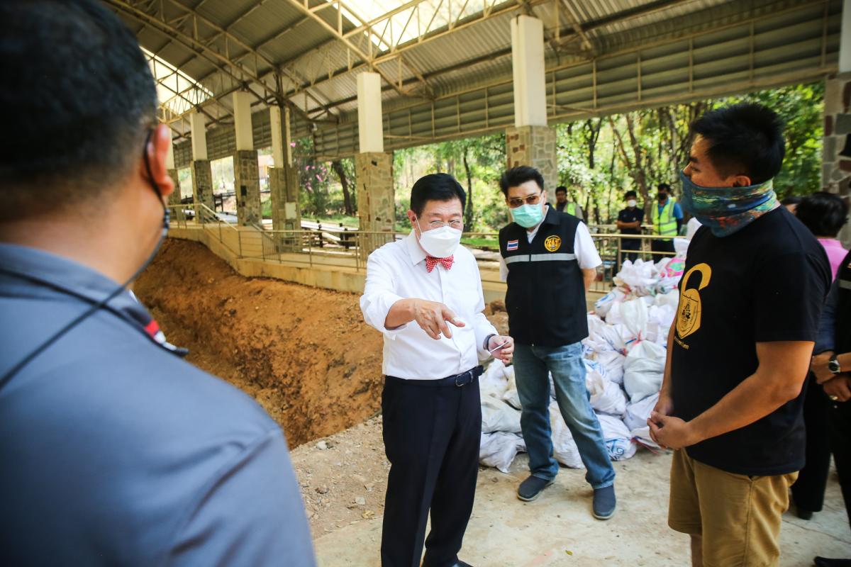 นายกองค์การบริหารส่วนจังหวัดตาก ได้มอบหมายให้ สำนักช่าง องค์การบริหารส่วนจังหวัดตาก นำเจ้าหน้าที่ ลงพื้นที่ร่วมดำเนินการ จัดเรียงหินกรวด ในบริเวณ ไม้กลายเป็นหิน ต้นที่ 1