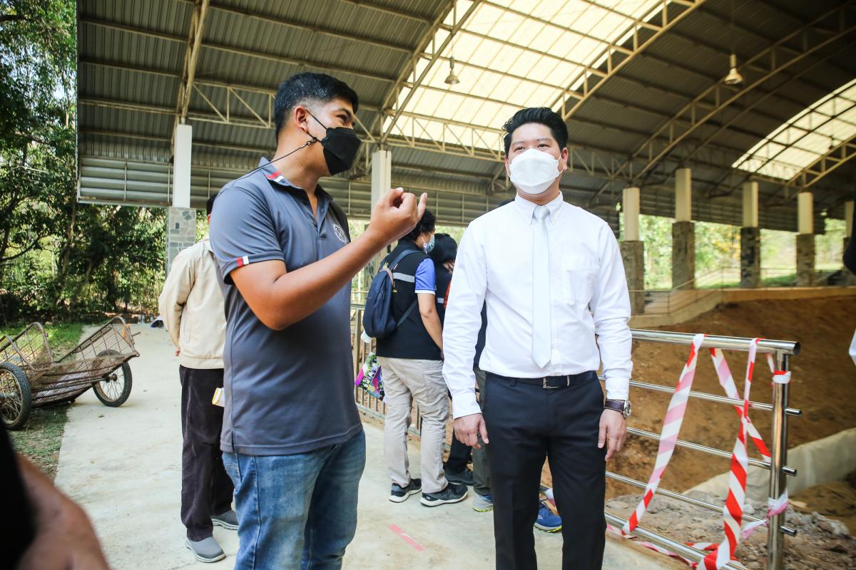 นายกองค์การบริหารส่วนจังหวัดตาก ได้มอบหมายให้ สำนักช่าง องค์การบริหารส่วนจังหวัดตาก นำเจ้าหน้าที่ ลงพื้นที่ร่วมดำเนินการ จัดเรียงหินกรวด ในบริเวณ ไม้กลายเป็นหิน ต้นที่ 1