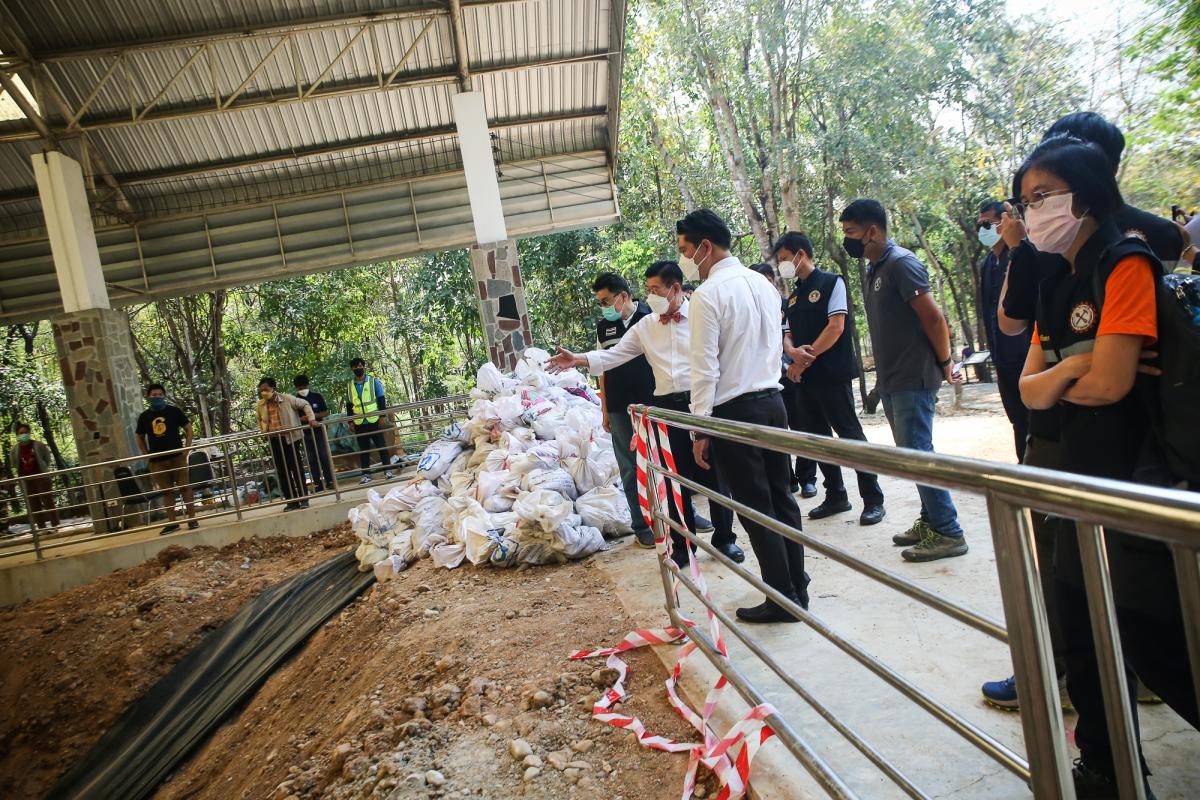 นายกองค์การบริหารส่วนจังหวัดตาก ได้มอบหมายให้ สำนักช่าง องค์การบริหารส่วนจังหวัดตาก นำเจ้าหน้าที่ ลงพื้นที่ร่วมดำเนินการ จัดเรียงหินกรวด ในบริเวณ ไม้กลายเป็นหิน ต้นที่ 1