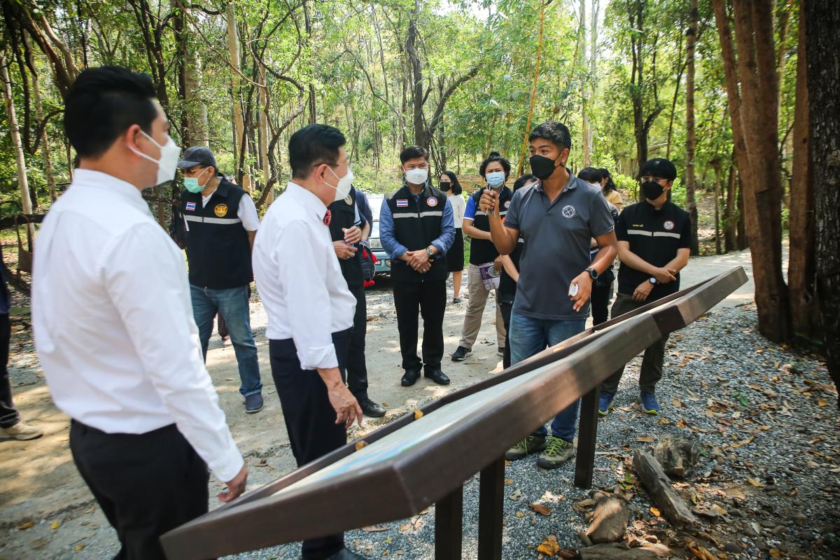 นายกองค์การบริหารส่วนจังหวัดตาก ได้มอบหมายให้ สำนักช่าง องค์การบริหารส่วนจังหวัดตาก นำเจ้าหน้าที่ ลงพื้นที่ร่วมดำเนินการ จัดเรียงหินกรวด ในบริเวณ ไม้กลายเป็นหิน ต้นที่ 1