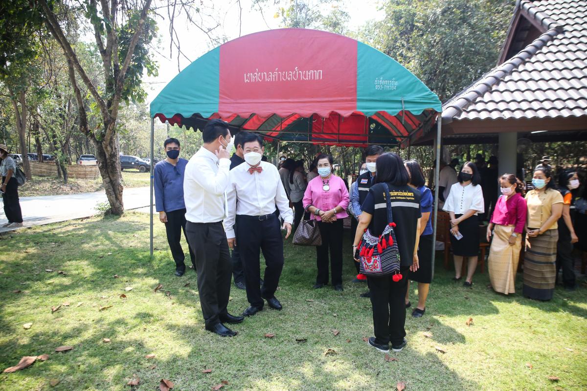 นายกองค์การบริหารส่วนจังหวัดตาก ได้มอบหมายให้ สำนักช่าง องค์การบริหารส่วนจังหวัดตาก นำเจ้าหน้าที่ ลงพื้นที่ร่วมดำเนินการ จัดเรียงหินกรวด ในบริเวณ ไม้กลายเป็นหิน ต้นที่ 1