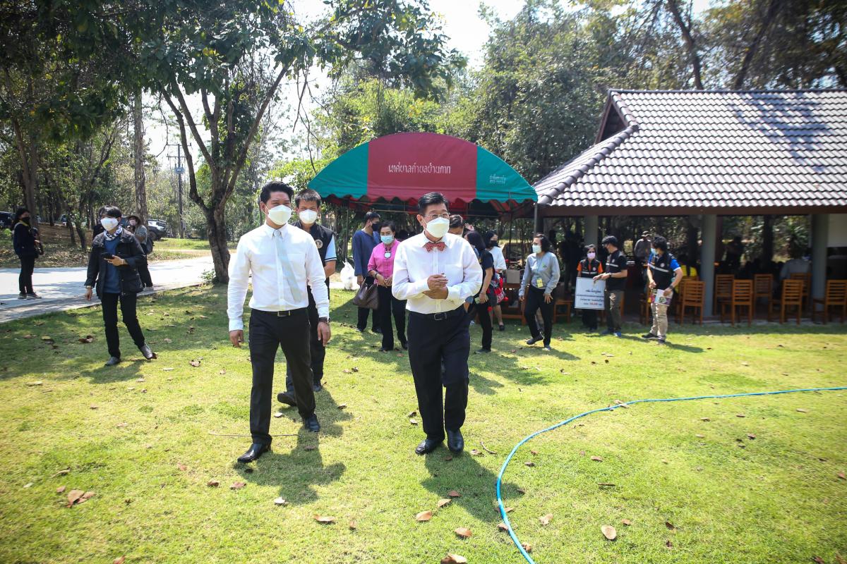 นายกองค์การบริหารส่วนจังหวัดตาก ได้มอบหมายให้ สำนักช่าง องค์การบริหารส่วนจังหวัดตาก นำเจ้าหน้าที่ ลงพื้นที่ร่วมดำเนินการ จัดเรียงหินกรวด ในบริเวณ ไม้กลายเป็นหิน ต้นที่ 1