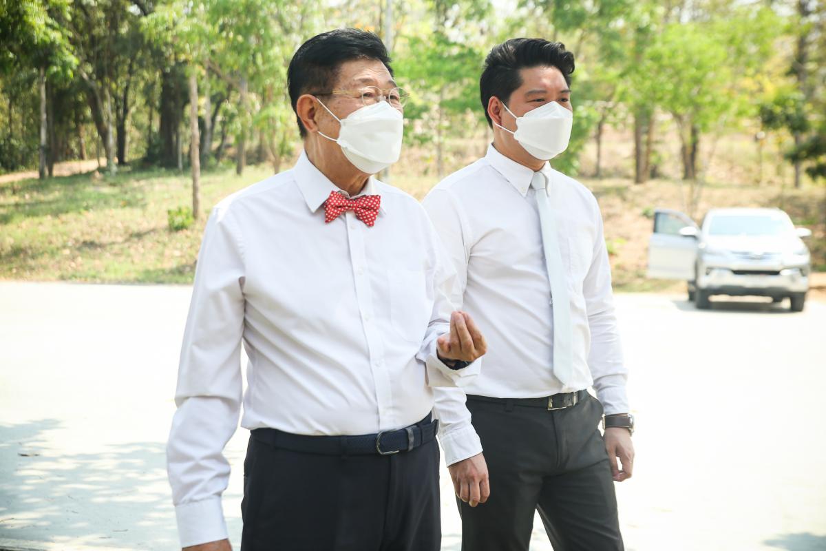 นายกองค์การบริหารส่วนจังหวัดตาก ได้มอบหมายให้ สำนักช่าง องค์การบริหารส่วนจังหวัดตาก นำเจ้าหน้าที่ ลงพื้นที่ร่วมดำเนินการ จัดเรียงหินกรวด ในบริเวณ ไม้กลายเป็นหิน ต้นที่ 1