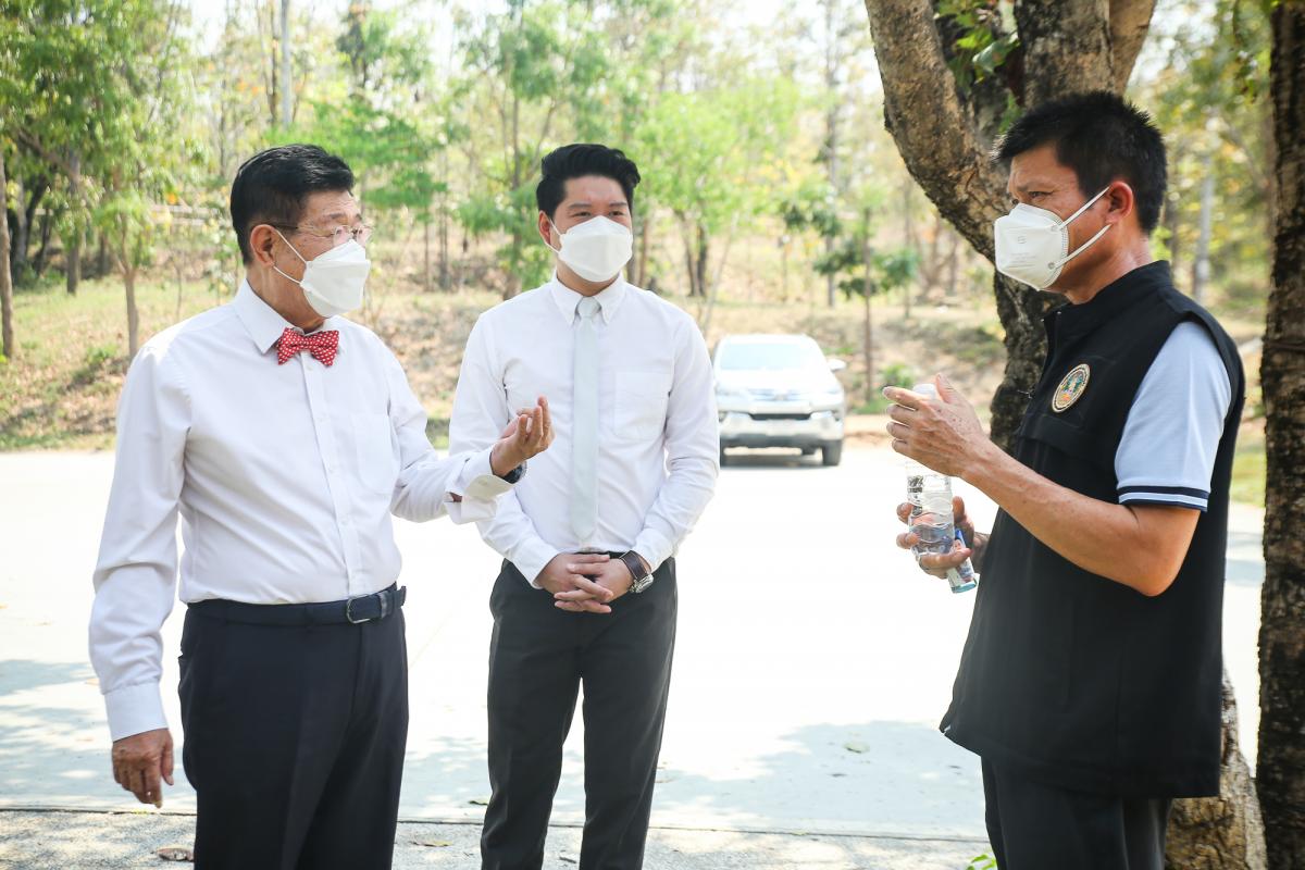 นายกองค์การบริหารส่วนจังหวัดตาก ได้มอบหมายให้ สำนักช่าง องค์การบริหารส่วนจังหวัดตาก นำเจ้าหน้าที่ ลงพื้นที่ร่วมดำเนินการ จัดเรียงหินกรวด ในบริเวณ ไม้กลายเป็นหิน ต้นที่ 1