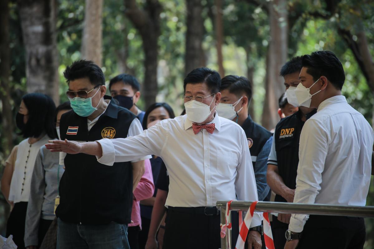 นายกองค์การบริหารส่วนจังหวัดตาก ได้มอบหมายให้ สำนักช่าง องค์การบริหารส่วนจังหวัดตาก นำเจ้าหน้าที่ ลงพื้นที่ร่วมดำเนินการ จัดเรียงหินกรวด ในบริเวณ ไม้กลายเป็นหิน ต้นที่ 1