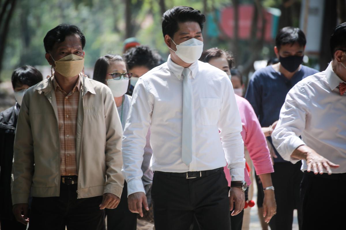 นายกองค์การบริหารส่วนจังหวัดตาก ได้มอบหมายให้ สำนักช่าง องค์การบริหารส่วนจังหวัดตาก นำเจ้าหน้าที่ ลงพื้นที่ร่วมดำเนินการ จัดเรียงหินกรวด ในบริเวณ ไม้กลายเป็นหิน ต้นที่ 1