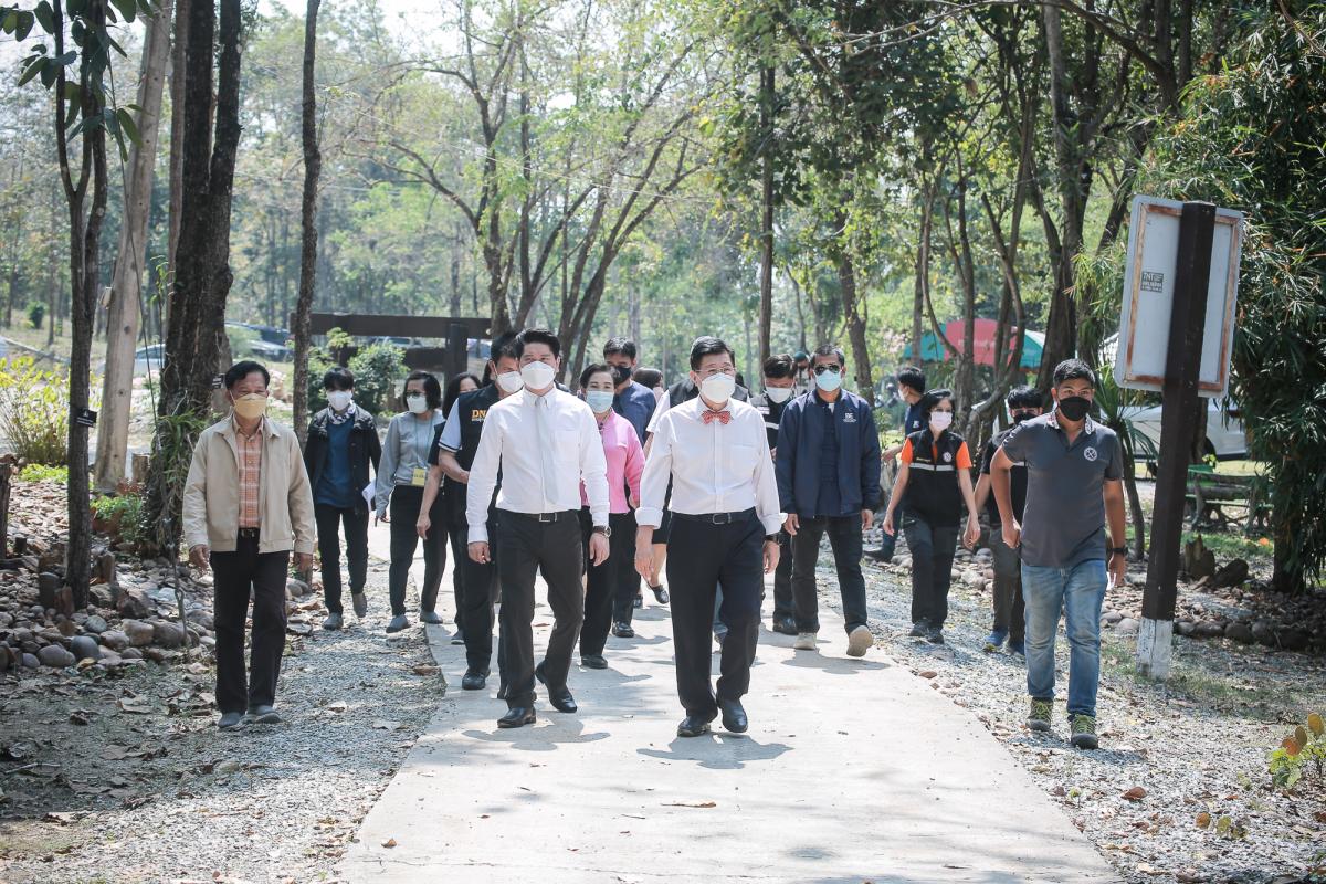 นายกองค์การบริหารส่วนจังหวัดตาก ได้มอบหมายให้ สำนักช่าง องค์การบริหารส่วนจังหวัดตาก นำเจ้าหน้าที่ ลงพื้นที่ร่วมดำเนินการ จัดเรียงหินกรวด ในบริเวณ ไม้กลายเป็นหิน ต้นที่ 1