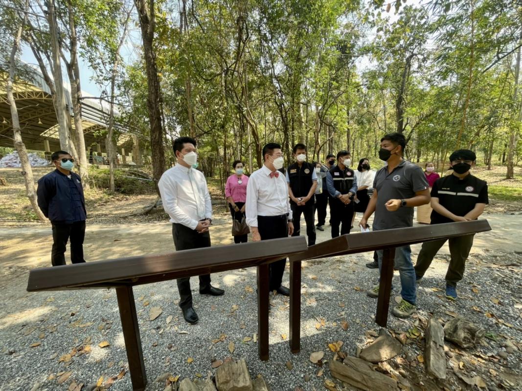 นายณัฐวุฒิ ทวีเกื้อกูลกิจ นายกองค์การบริหารส่วนจังหวัดตาก ในฐานะผู้อำนวยการอุทยานธรณีไม้กลายเป็นหินตากพร้อมด้วย ว่าที่ ดร.ฑีฆะพล ทวีเกื้อกูลกิจ รองนายกองค์การบริหารส่วนจังหวัดตาก นำเจ้าหน้าที่ ร่วมดำเนินการ จัดเรียงหินกรวด ในบริเวณ ไม้กลายเป็นหิน ต้นที่ 1