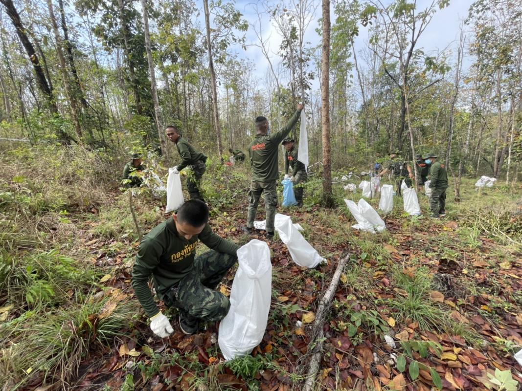 นายณัฐวุฒิ ทวีเกื้อกูลกิจ นายกองค์การบริหารส่วนจังหวัดตาก ในฐานะผู้อำนวยการอุทยานธรณีไม้กลายเป็นหินตากพร้อมด้วย ว่าที่ ดร.ฑีฆะพล ทวีเกื้อกูลกิจ รองนายกองค์การบริหารส่วนจังหวัดตาก นำเจ้าหน้าที่ ร่วมดำเนินการ จัดเรียงหินกรวด ในบริเวณ ไม้กลายเป็นหิน ต้นที่ 1
