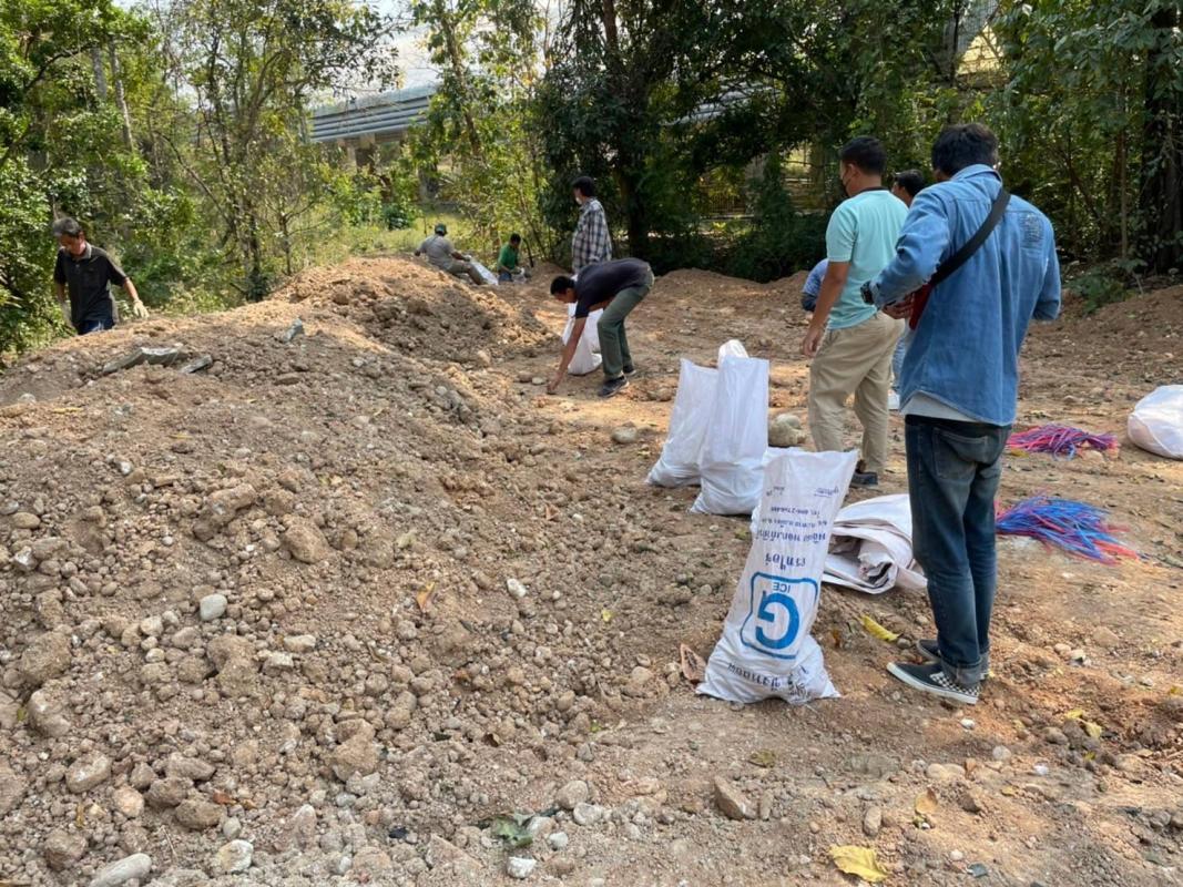 นายณัฐวุฒิ ทวีเกื้อกูลกิจ นายกองค์การบริหารส่วนจังหวัดตาก ในฐานะผู้อำนวยการอุทยานธรณีไม้กลายเป็นหินตากพร้อมด้วย ว่าที่ ดร.ฑีฆะพล ทวีเกื้อกูลกิจ รองนายกองค์การบริหารส่วนจังหวัดตาก นำเจ้าหน้าที่ ร่วมดำเนินการ จัดเรียงหินกรวด ในบริเวณ ไม้กลายเป็นหิน ต้นที่ 1