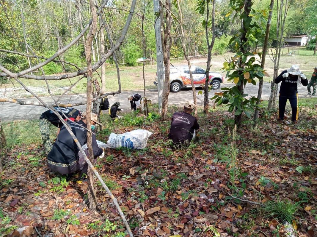 นายณัฐวุฒิ ทวีเกื้อกูลกิจ นายกองค์การบริหารส่วนจังหวัดตาก ในฐานะผู้อำนวยการอุทยานธรณีไม้กลายเป็นหินตากพร้อมด้วย ว่าที่ ดร.ฑีฆะพล ทวีเกื้อกูลกิจ รองนายกองค์การบริหารส่วนจังหวัดตาก นำเจ้าหน้าที่ ร่วมดำเนินการ จัดเรียงหินกรวด ในบริเวณ ไม้กลายเป็นหิน ต้นที่ 1