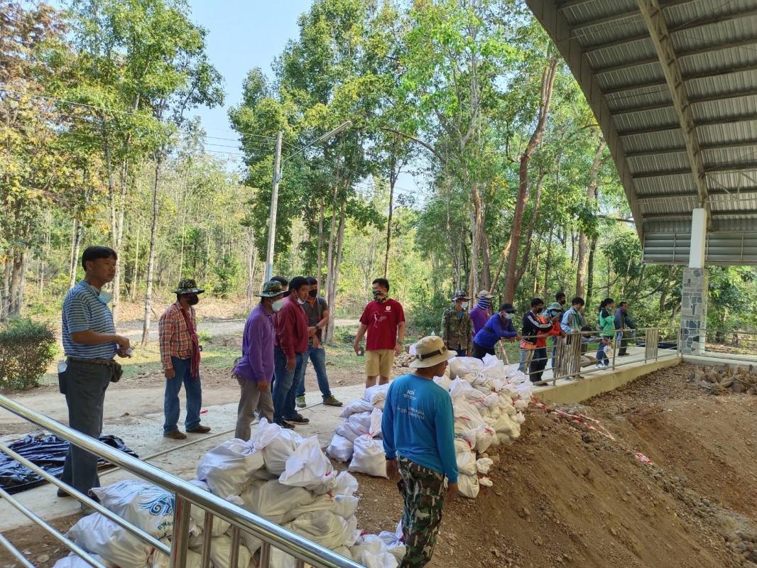 นายณัฐวุฒิ ทวีเกื้อกูลกิจ นายกองค์การบริหารส่วนจังหวัดตาก ในฐานะผู้อำนวยการอุทยานธรณีไม้กลายเป็นหินตากพร้อมด้วย ว่าที่ ดร.ฑีฆะพล ทวีเกื้อกูลกิจ รองนายกองค์การบริหารส่วนจังหวัดตาก นำเจ้าหน้าที่ ร่วมดำเนินการ จัดเรียงหินกรวด ในบริเวณ ไม้กลายเป็นหิน ต้นที่ 1