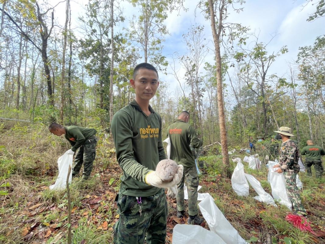 นายณัฐวุฒิ ทวีเกื้อกูลกิจ นายกองค์การบริหารส่วนจังหวัดตาก ในฐานะผู้อำนวยการอุทยานธรณีไม้กลายเป็นหินตากพร้อมด้วย ว่าที่ ดร.ฑีฆะพล ทวีเกื้อกูลกิจ รองนายกองค์การบริหารส่วนจังหวัดตาก นำเจ้าหน้าที่ ร่วมดำเนินการ จัดเรียงหินกรวด ในบริเวณ ไม้กลายเป็นหิน ต้นที่ 1