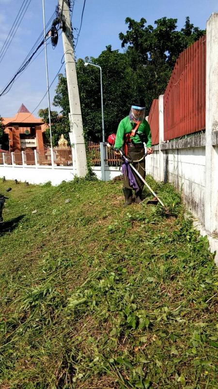 นายกองค์การบริหารส่วนจังหวัดตาก มอบหมายให้ เจ้าหน้าที่กองการศึกษาศาสนาและวัฒนธรรม ดำเนินการตัดหญ้าบริเวณรอบรั้วด้านทิศใต้ 