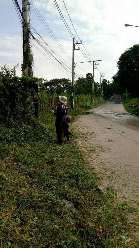 นายกองค์การบริหารส่วนจังหวัดตาก มอบหมายให้ เจ้าหน้าที่กองการศึกษาศาสนาและวัฒนธรรม ดำเนินการตัดหญ้าบริเวณรอบรั้วด้านทิศใต้ 