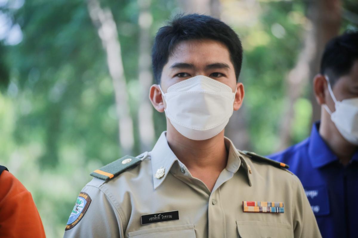 นายกองค์การบริหารส่วนจังหวัดตาก ในฐานะผู้อำนวยการอุทยานธรณีไม้กลายเป็นหินตาก พร้อมด้วยผู้บริหาร และหัวหน้าส่วนการงานองค์การบริหารส่วนจังหวัดตาก ร่วมเป็นสักขีพยานในการวัดความยาวของไม้กลายเป็นหินหลุมที่ 1