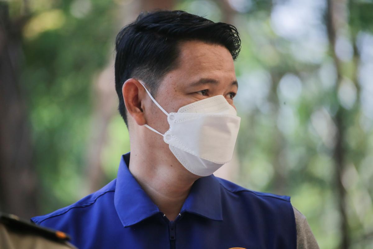 นายกองค์การบริหารส่วนจังหวัดตาก ในฐานะผู้อำนวยการอุทยานธรณีไม้กลายเป็นหินตาก พร้อมด้วยผู้บริหาร และหัวหน้าส่วนการงานองค์การบริหารส่วนจังหวัดตาก ร่วมเป็นสักขีพยานในการวัดความยาวของไม้กลายเป็นหินหลุมที่ 1