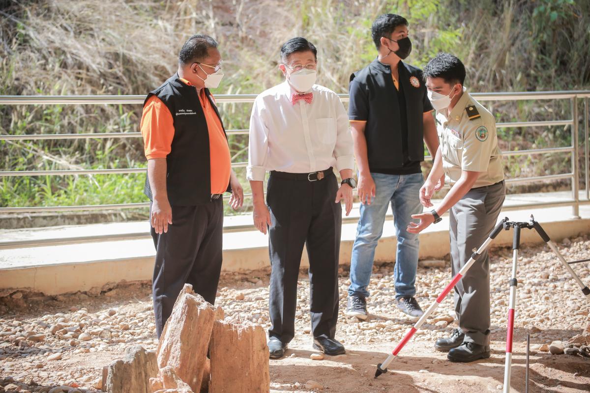 นายกองค์การบริหารส่วนจังหวัดตาก ในฐานะผู้อำนวยการอุทยานธรณีไม้กลายเป็นหินตาก พร้อมด้วยผู้บริหาร และหัวหน้าส่วนการงานองค์การบริหารส่วนจังหวัดตาก ร่วมเป็นสักขีพยานในการวัดความยาวของไม้กลายเป็นหินหลุมที่ 1