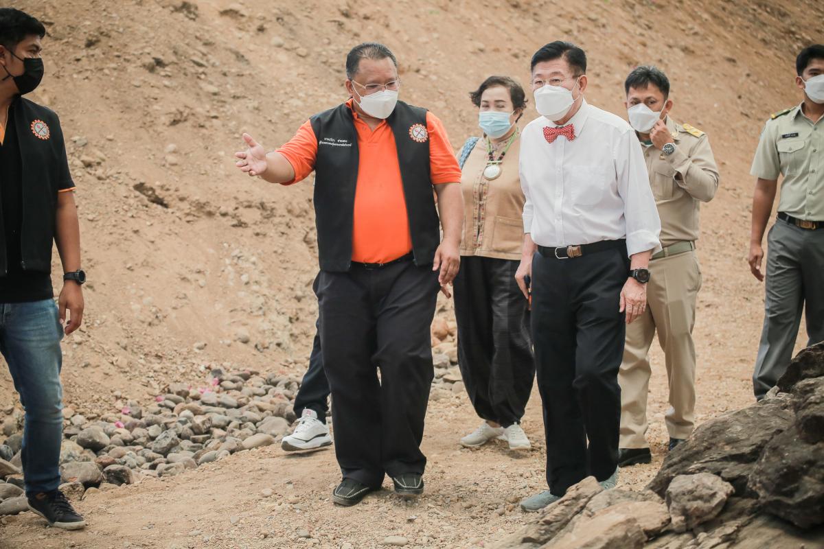 นายกองค์การบริหารส่วนจังหวัดตาก ในฐานะผู้อำนวยการอุทยานธรณีไม้กลายเป็นหินตาก พร้อมด้วยผู้บริหาร และหัวหน้าส่วนการงานองค์การบริหารส่วนจังหวัดตาก ร่วมเป็นสักขีพยานในการวัดความยาวของไม้กลายเป็นหินหลุมที่ 1