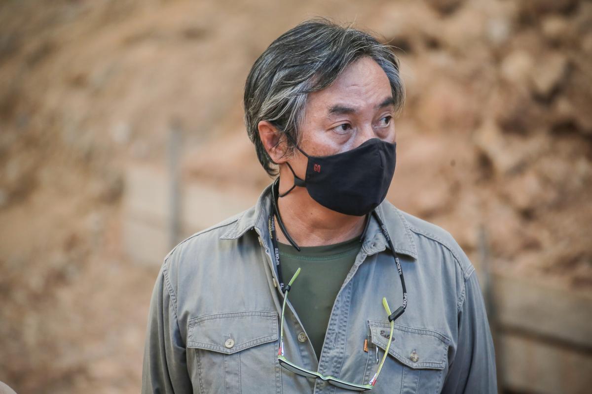 นายกองค์การบริหารส่วนจังหวัดตาก ในฐานะผู้อำนวยการอุทยานธรณีไม้กลายเป็นหินตาก พร้อมด้วยผู้บริหาร และหัวหน้าส่วนการงานองค์การบริหารส่วนจังหวัดตาก ร่วมเป็นสักขีพยานในการวัดความยาวของไม้กลายเป็นหินหลุมที่ 1