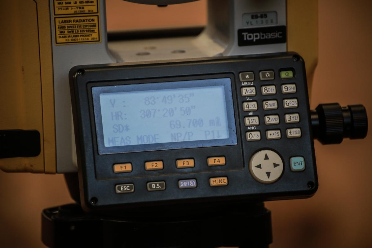 นายกองค์การบริหารส่วนจังหวัดตาก ในฐานะผู้อำนวยการอุทยานธรณีไม้กลายเป็นหินตาก พร้อมด้วยผู้บริหาร และหัวหน้าส่วนการงานองค์การบริหารส่วนจังหวัดตาก ร่วมเป็นสักขีพยานในการวัดความยาวของไม้กลายเป็นหินหลุมที่ 1