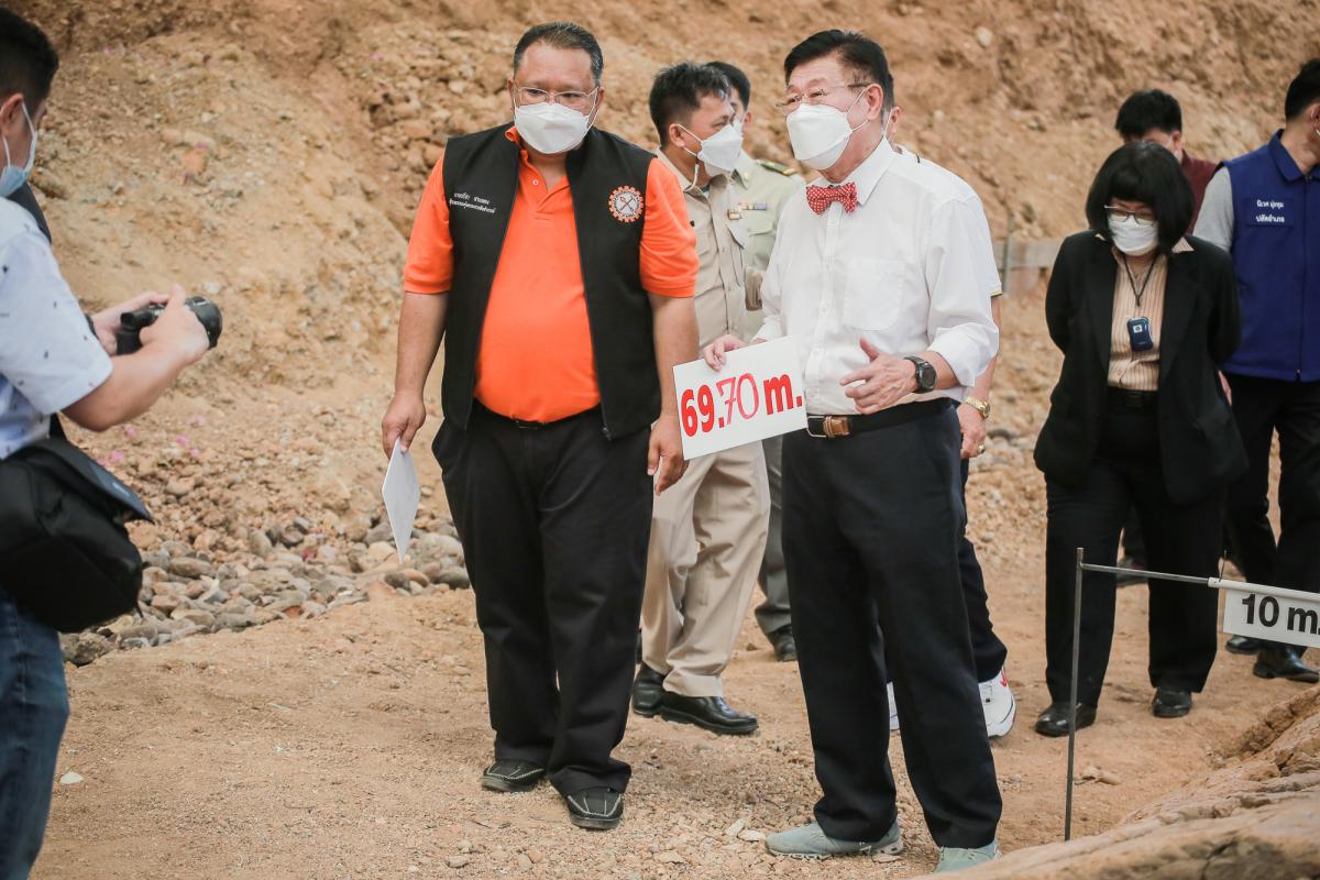 นายกองค์การบริหารส่วนจังหวัดตาก ในฐานะผู้อำนวยการอุทยานธรณีไม้กลายเป็นหินตาก พร้อมด้วยผู้บริหาร และหัวหน้าส่วนการงานองค์การบริหารส่วนจังหวัดตาก ร่วมเป็นสักขีพยานในการวัดความยาวของไม้กลายเป็นหินหลุมที่ 1