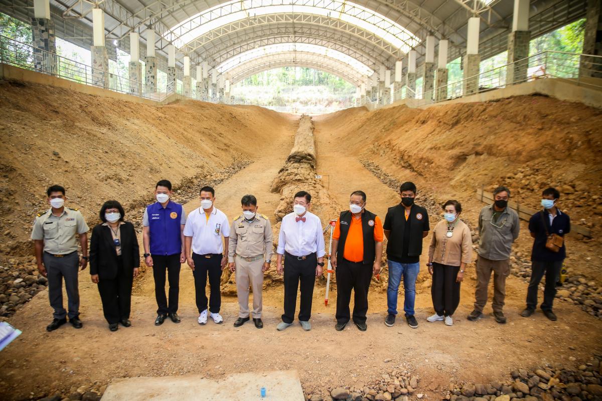 นายกองค์การบริหารส่วนจังหวัดตาก ในฐานะผู้อำนวยการอุทยานธรณีไม้กลายเป็นหินตาก พร้อมด้วยผู้บริหาร และหัวหน้าส่วนการงานองค์การบริหารส่วนจังหวัดตาก ร่วมเป็นสักขีพยานในการวัดความยาวของไม้กลายเป็นหินหลุมที่ 1