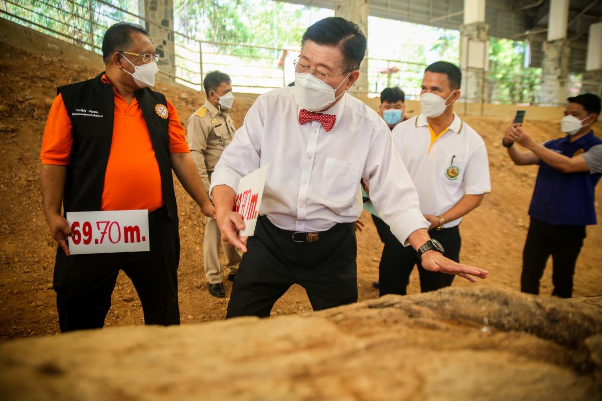 นายกองค์การบริหารส่วนจังหวัดตาก ในฐานะผู้อำนวยการอุทยานธรณีไม้กลายเป็นหินตาก พร้อมด้วยผู้บริหาร และหัวหน้าส่วนการงานองค์การบริหารส่วนจังหวัดตาก ร่วมเป็นสักขีพยานในการวัดความยาวของไม้กลายเป็นหินหลุมที่ 1