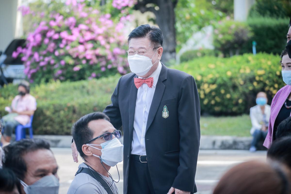 นายณัฐวุฒิ ทวีเกื้อกูลกิจ นายกองค์การบริหารส่วนจังหวัดตาก และ ว่าที่ ดร.ฑีฆะพล ทวีเกื้อกูลกิจ รองนายกองค์การบริหารส่วนจังหวัดตาก พร้อมคณะผู้บริหารและหัวหน้าส่วนราชการ ร่วมเป็นกำลังใจให้กับพี่น้องประชาชนที่เข้ามารับบริการฉีดวัคซีนโมเดอนา