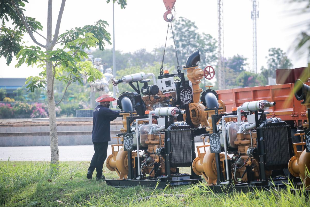 นายณัฐวุฒิ ทวีเกื้อกูลกิจ นายกองค์การบริหารส่วนจังหวัดตาก และ ว่าที่ ดร.ฑีฆะพล ทวีเกื้อกูลกิจ รองนายกองค์การบริหารส่วนจังหวัดตาก พร้อมด้วยคณะผู้บริหารและหัวหน้าส่วนราชการ ตรวจติดตามการจัดซื้อเครื่องสูบน้ำที่ทางสำนักช่าง