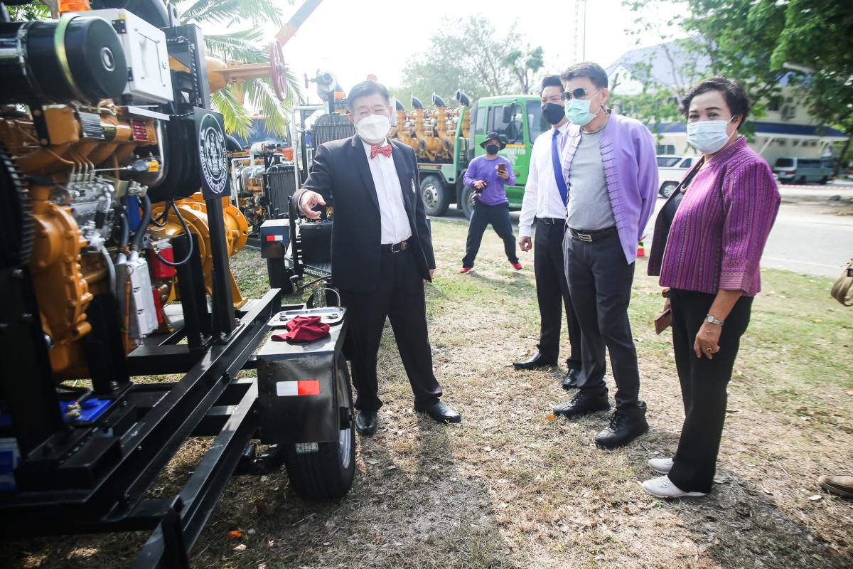 นายณัฐวุฒิ ทวีเกื้อกูลกิจ นายกองค์การบริหารส่วนจังหวัดตาก และ ว่าที่ ดร.ฑีฆะพล ทวีเกื้อกูลกิจ รองนายกองค์การบริหารส่วนจังหวัดตาก พร้อมด้วยคณะผู้บริหารและหัวหน้าส่วนราชการ ตรวจติดตามการจัดซื้อเครื่องสูบน้ำที่ทางสำนักช่าง