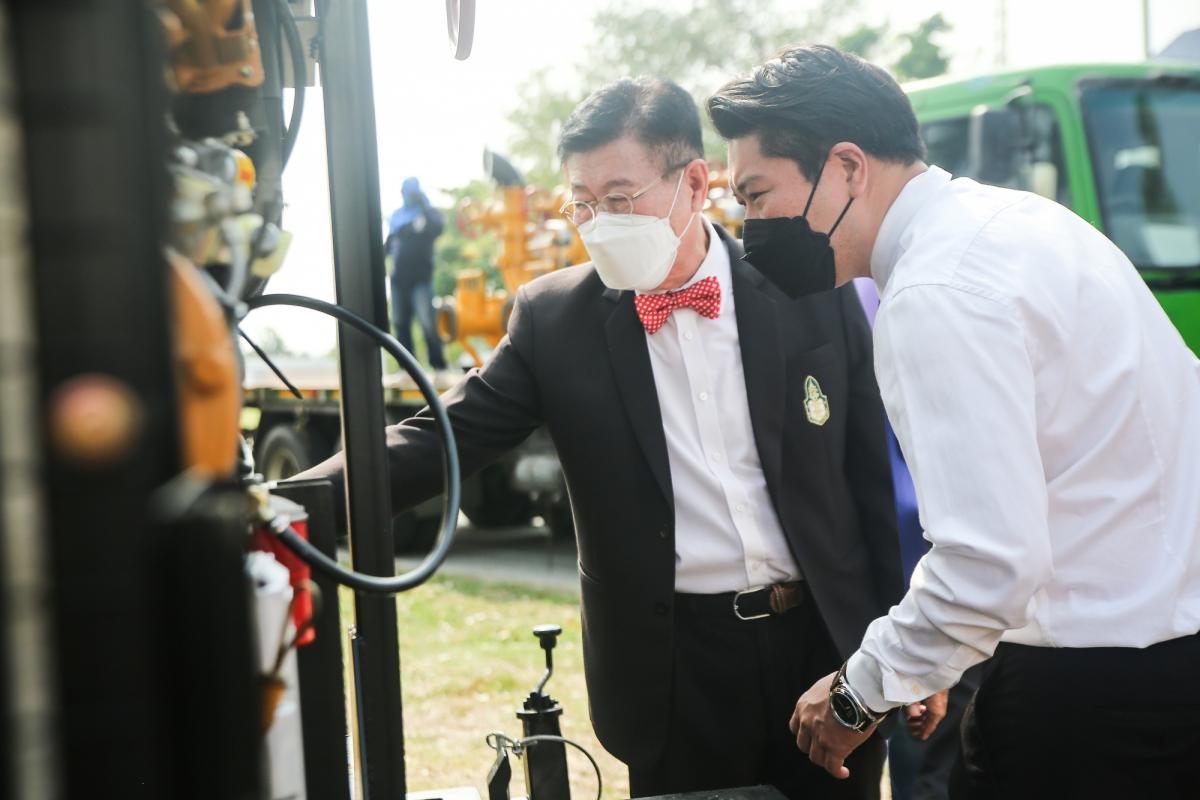 นายณัฐวุฒิ ทวีเกื้อกูลกิจ นายกองค์การบริหารส่วนจังหวัดตาก และ ว่าที่ ดร.ฑีฆะพล ทวีเกื้อกูลกิจ รองนายกองค์การบริหารส่วนจังหวัดตาก พร้อมด้วยคณะผู้บริหารและหัวหน้าส่วนราชการ ตรวจติดตามการจัดซื้อเครื่องสูบน้ำที่ทางสำนักช่าง