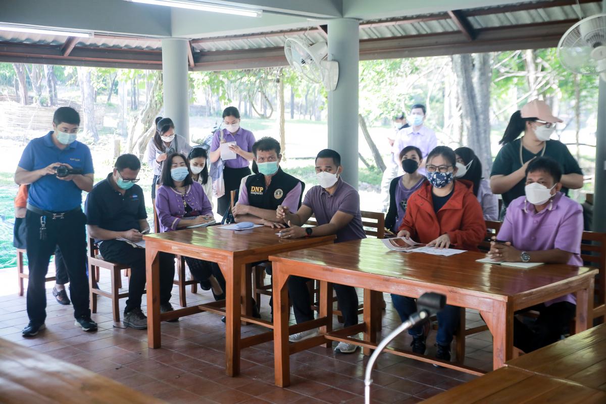 นายกองค์การบริหารส่วนจังหวัดตาก ในฐานะผู้อำนวยการอุทยานธรณีไม้กลายเป็นหินตากร่วมประชุมกับคณะกรมทรัพยากรธรณีเพื่อหารือเรื่องการจัดงาน บันทึกสถิติโลก “ไม้กลายเป็นหินที่ยาวที่สุดในโลก” ต่อ Guinness World Records