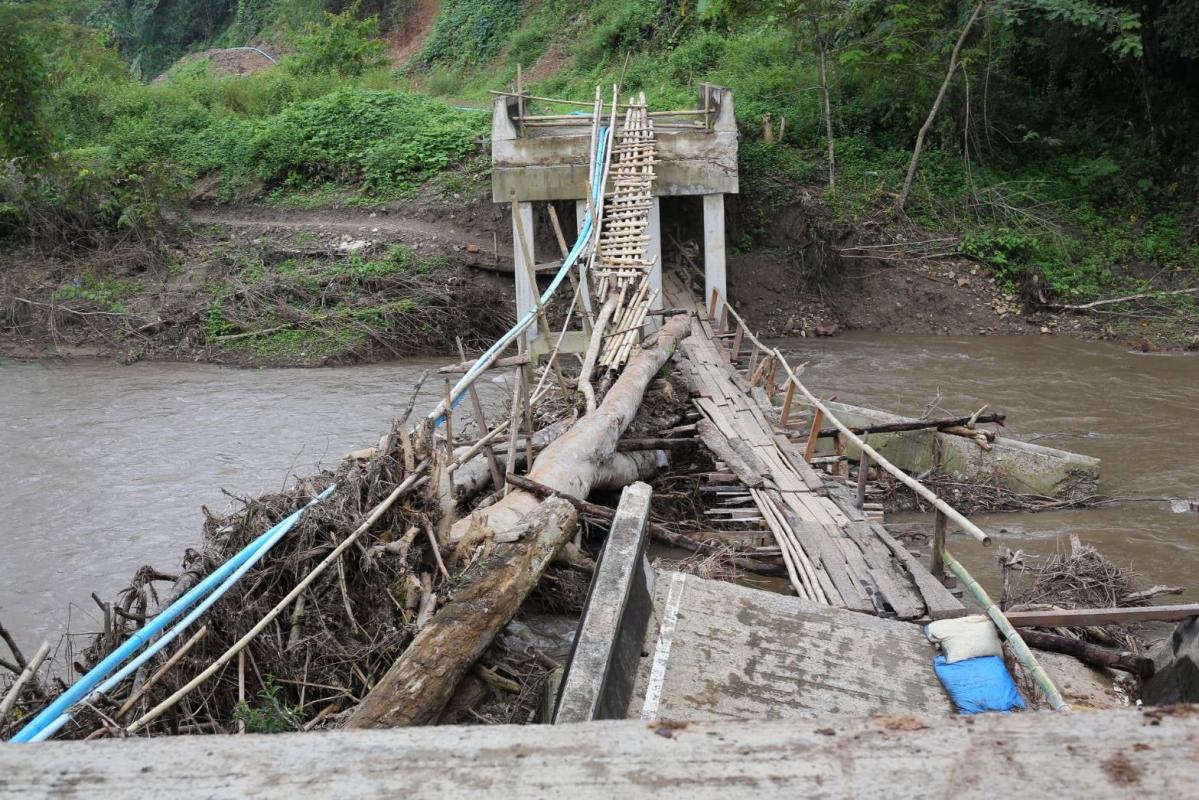 นายก อบจ.ตาก ลงพื้นที่สำรวจความเสียหาย และเร่งจัดหางบประมาณก่อสร้างสะพานข้ามลำห้วย ในพื้นที่ อำเภออุ้มผาง