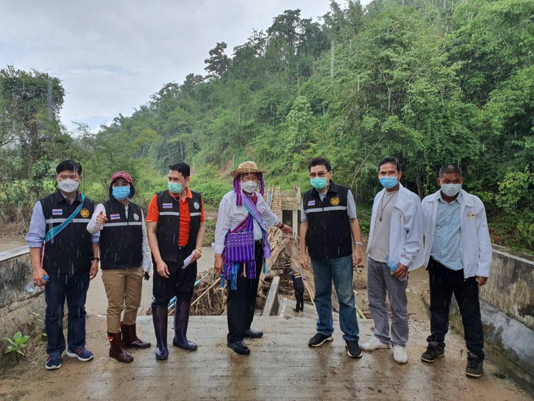 นายก อบจ.ตาก ลงพื้นที่สำรวจความเสียหาย และเร่งจัดหางบประมาณก่อสร้างสะพานข้ามลำห้วย ในพื้นที่ อำเภออุ้มผาง