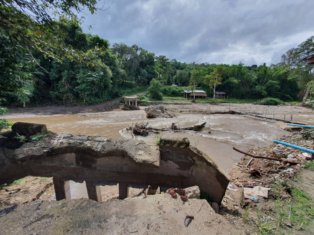 นายก อบจ.ตาก ลงพื้นที่สำรวจความเสียหาย และเร่งจัดหางบประมาณก่อสร้างสะพานข้ามลำห้วย ในพื้นที่ อำเภออุ้มผาง