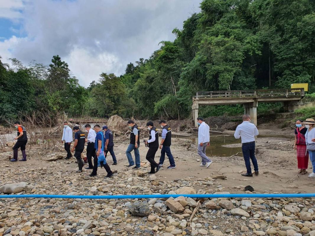 นายก อบจ.ตาก ลงพื้นที่สำรวจความเสียหาย และเร่งจัดหางบประมาณก่อสร้างสะพานข้ามลำห้วย ในพื้นที่ อำเภออุ้มผาง