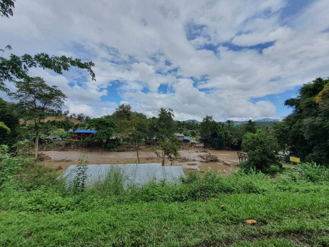 นายก อบจ.ตาก ลงพื้นที่สำรวจความเสียหาย และเร่งจัดหางบประมาณก่อสร้างสะพานข้ามลำห้วย ในพื้นที่ อำเภออุ้มผาง