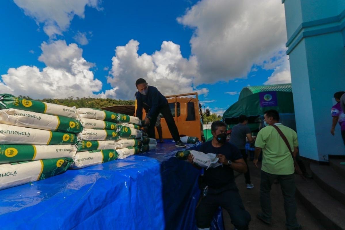 นายก อบจ.ตาก นำทีมลงพื้นที่มอบถุงยังชีพ ในเขตพื้นที่ อำเภออุ้มผาง