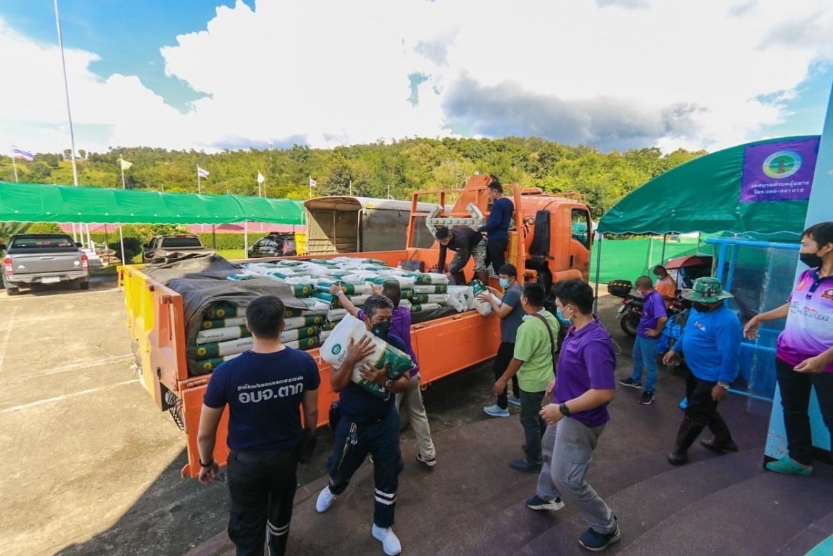 นายก อบจ.ตาก นำทีมลงพื้นที่มอบถุงยังชีพ ในเขตพื้นที่ อำเภออุ้มผาง