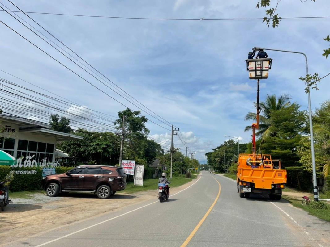 นายกองค์การบริหารส่วนจังหวัดตาก ได้มอบหมายให้เจ้าหน้าที่ ฝ่ายก่อสร้างและซ่อมบำรุง สำนักการช่าง องค์การบริหารส่วนจังหวัดตาก ลงพื้นที่ปฏิบัติงานสำรวจและบำรุงรักษาระบบไฟฟ้าสาธารณะ