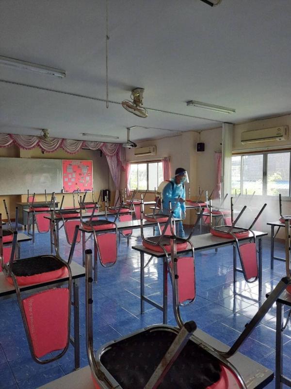 นายก อบจ.ตาก นำทีมฉีดพ่นน้ำยาฆ่าเชื้อโรค วัดท่านา จังหวัดตาก