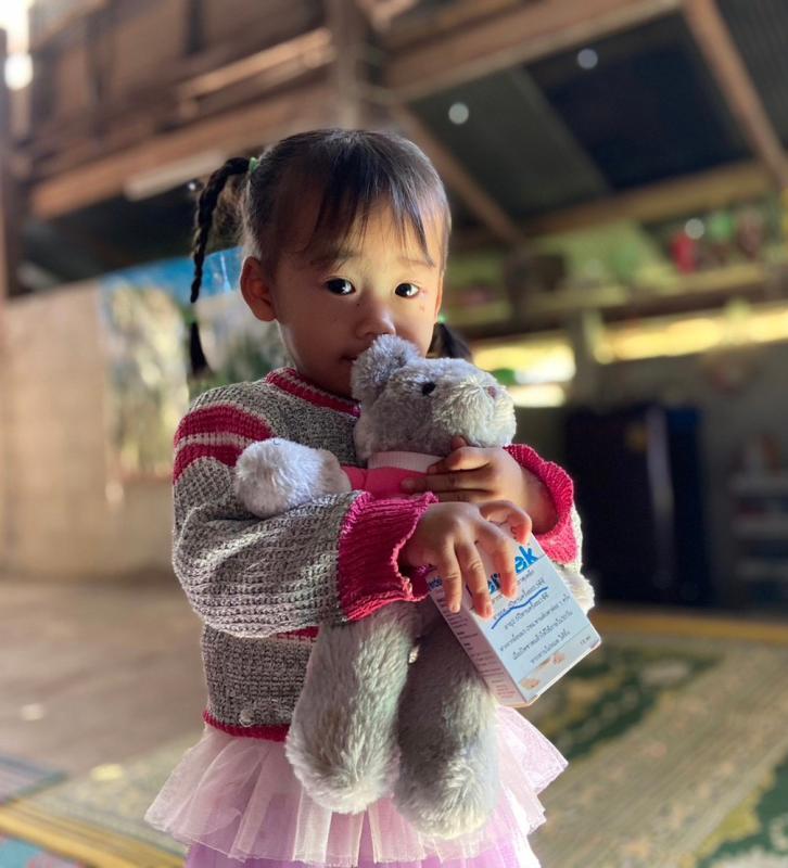 รพ.สต.บ้านสันป่าไร่ ออกหน่วยฉีดวัคซีนเด็กบนดอยห้วยกระทิง,จ่ายยา para syr,ferrous syr,และแจกของให้เด็กทุกคน