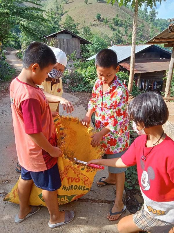 5/6/66 จนท.รพ.สต.บ้านสันป่าไร่ ร่วมกับผู้นำชุมชน ชาวบ้านและอาสาสมัครสาธารณสุขหมู่ที่ 2 บ้านตีนธาตุ หมู่ที่ 3 บ้านป่าไร่เหนือและหมู่ที่ 5 บ้านสันป่าไร่ พัฒนาสิ่งแวดล้อมภายในชุมชนและรณรงค์สำรวจและทำลายแหล่งเพาะพันธ์ลูกน้ำยุงลาย เนื่องในวันสิ่งแวดล้อมโลก