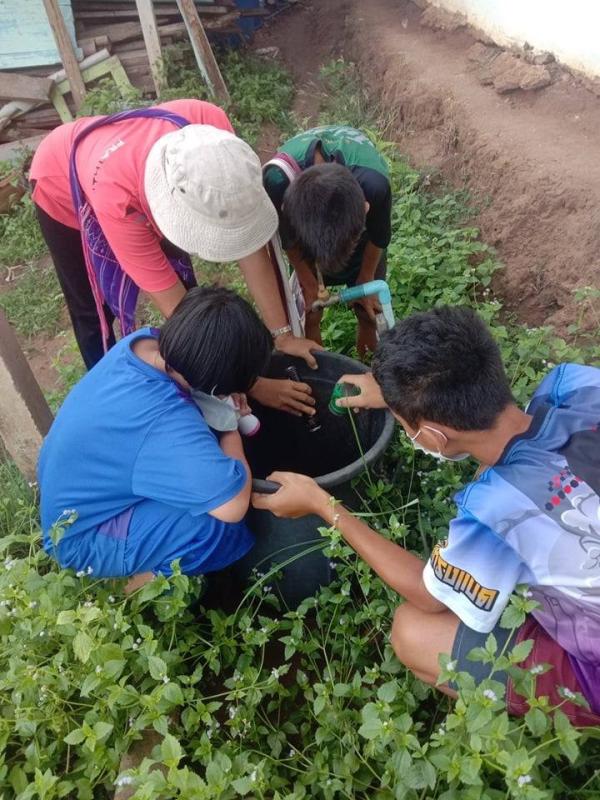5/6/66 จนท.รพ.สต.บ้านสันป่าไร่ ร่วมกับผู้นำชุมชน ชาวบ้านและอาสาสมัครสาธารณสุขหมู่ที่ 2 บ้านตีนธาตุ หมู่ที่ 3 บ้านป่าไร่เหนือและหมู่ที่ 5 บ้านสันป่าไร่ พัฒนาสิ่งแวดล้อมภายในชุมชนและรณรงค์สำรวจและทำลายแหล่งเพาะพันธ์ลูกน้ำยุงลาย เนื่องในวันสิ่งแวดล้อมโลก