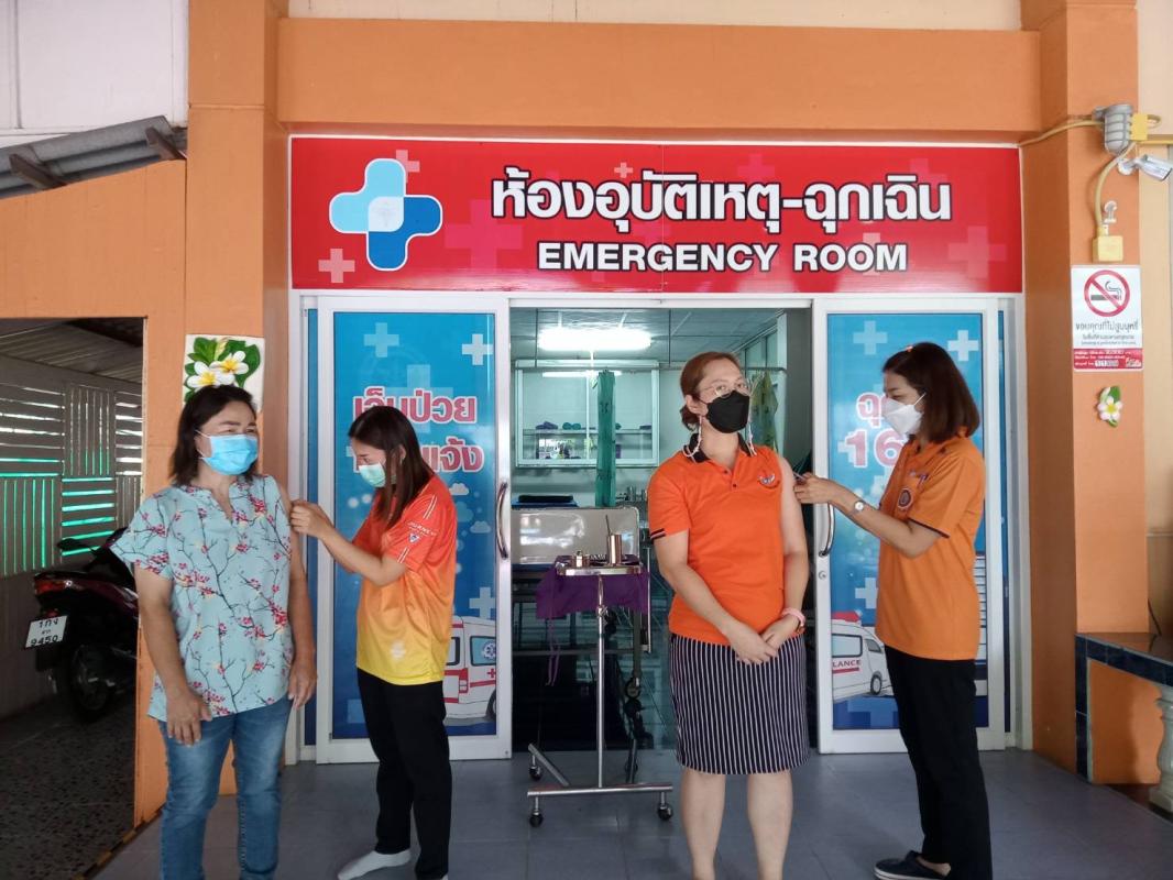 8/6/66 รพ.สต.บ้านสันป่าไร่ ฉีดวัคซีนป้องกันโรคหัด,หัดเยอรมัน(MR) บุคลากรสาธารณสุข (รพ.สต.ในเขต ต.พระธาตุ และ ต.แม่จะเรา อำเภอแม่ระมาด)ที่ยังไม่มีประวัติเคยได้รับวัคซีนมาก่อน จำนวน 10 ราย