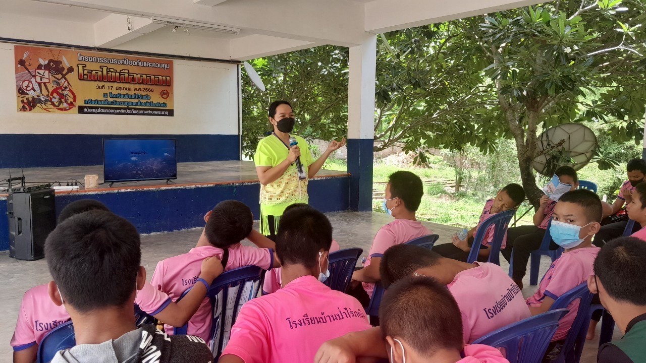 17/6/66 รพ.สต.บ้านสันป่าไร่ร่วมกับเครือข่ายควบคุม ป้องกันโรคติดต่อ จัดอบรมให้ความรู้แก่ประชาชนหมู่ที่3 บ้านป่าไร่เหนือ ในโครงการรณรงค์ป้องกัน ควบคุมโรคไข้เลือดออก โดยมีวิทยากรจากรพ.แม่ระมาด มาให้ความรู้และแลกเปลี่ยนประสบการณ์ในการป้องกันและควบคุมโรคไข้เลื