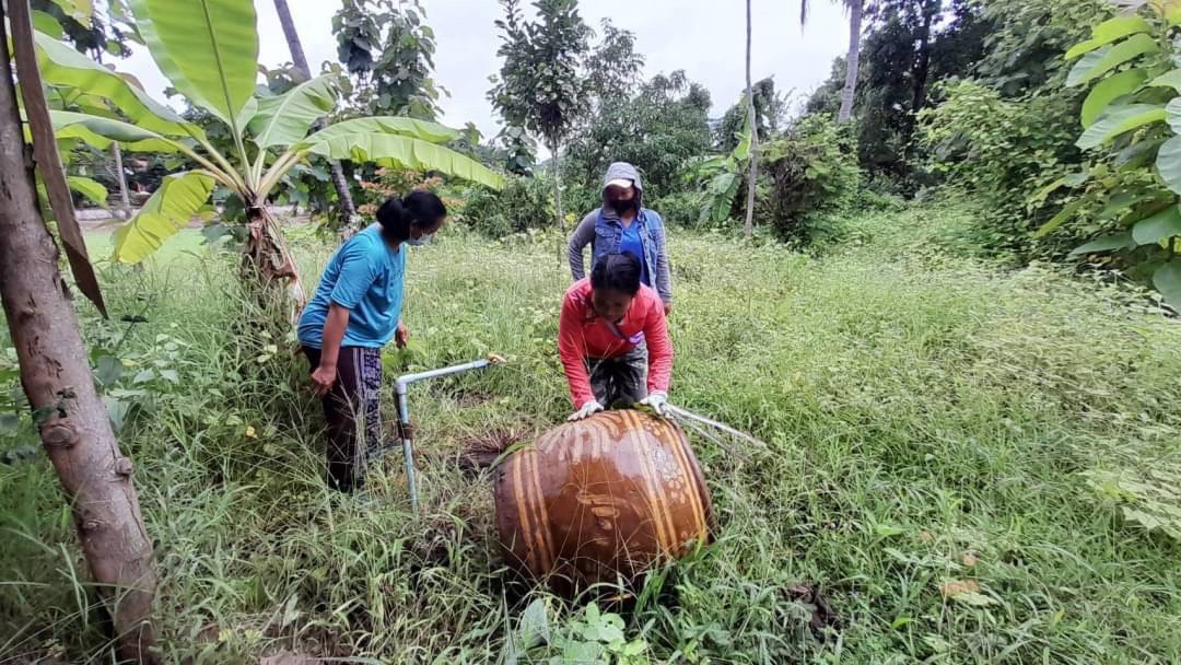 18/6/66 จนท.รพ.สต.บ้านสันป่าไร่ร่วมกับอสม.ม.3บ้านจบปิ ควบคุมโรคไข้เลือดออกรอบ2 เคสดญ.เพ็ญพิชชา ธาราคีรีและรอบแรก ดช.ณัฐคุณ พงษ์ไทย