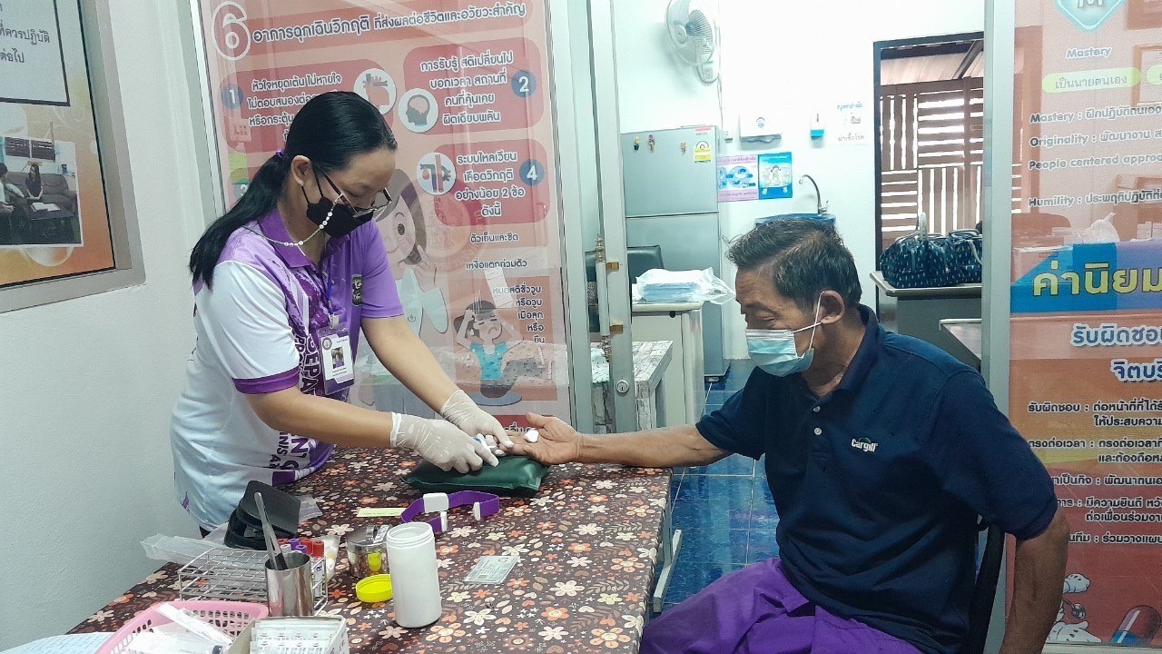 20 มิ.ย.66 จนท.รพ.สต.บ้านสันป่าไร่ เจาะเลือด,ตรวจปัสสาวะ คนไข้โรคความดันโลหิตสูง ที่รับยาที่ รพ.สต.บ้านสันป่าไร่ จำนวน 16 ราย