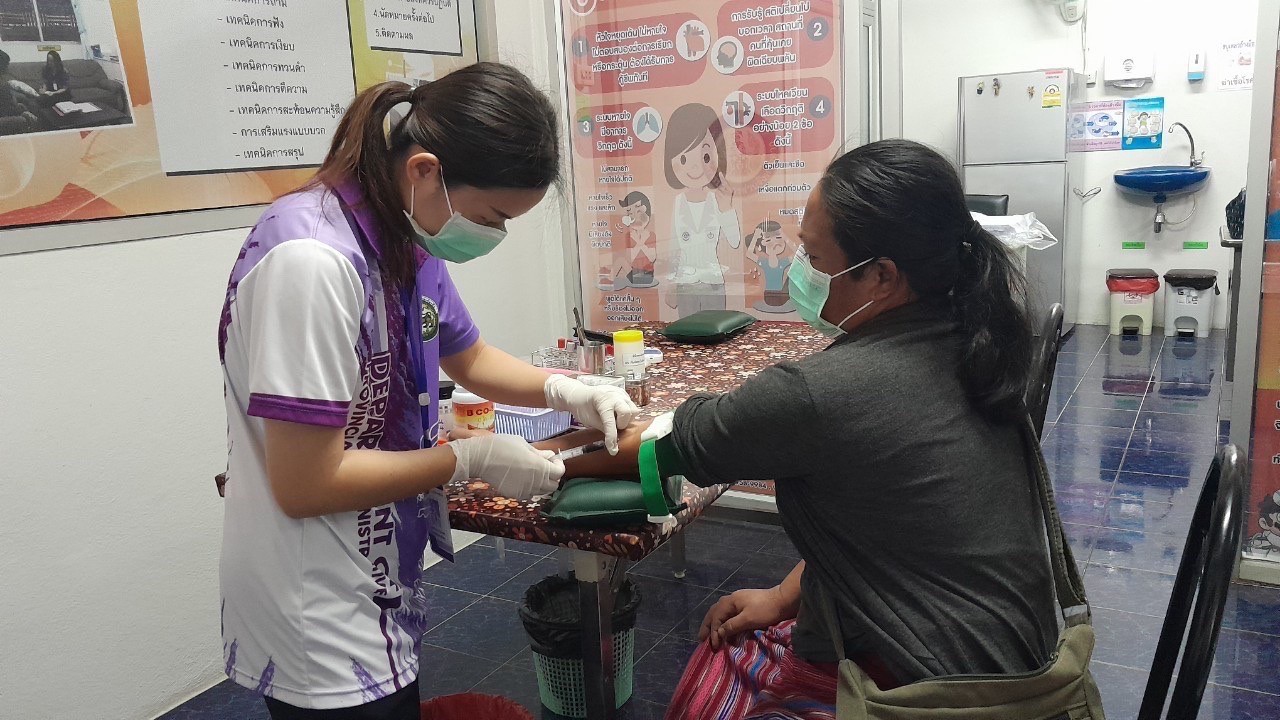 20 มิ.ย.66 จนท.รพ.สต.บ้านสันป่าไร่ เจาะเลือด,ตรวจปัสสาวะ คนไข้โรคความดันโลหิตสูง ที่รับยาที่ รพ.สต.บ้านสันป่าไร่ จำนวน 16 ราย